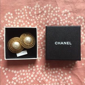Vintage CHANEL clip on earrings